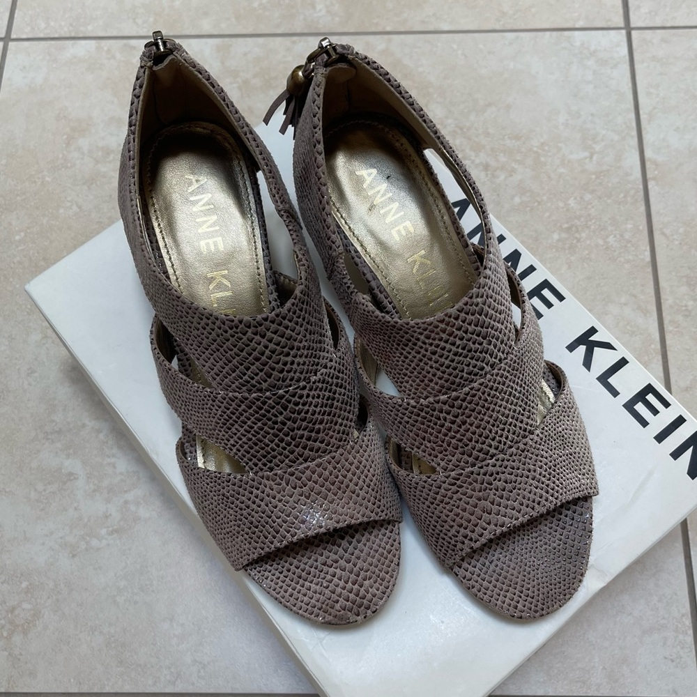 Anne Klein wedge sandal, faux leather, snake print, chocolate/rose/violet, Sz 7